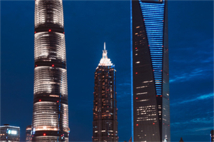 合聚在璀璨星空下的夜晚派对